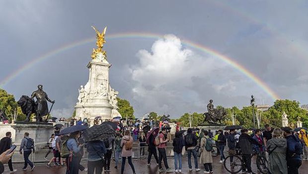 LONDON, UNITED KINGDOM - SEPTEMBER 08: Rainbow appears over Buckingham Palace shortly before the Queenâs death announced in London, United Kingdom on September 08, 2022. Buckingham Palace has announced today that Queen Elizabeth II has died peacefully at Balmoral at the age of 96. (Photo by Zuhal Demirci/Anadolu Agency via Getty Images)