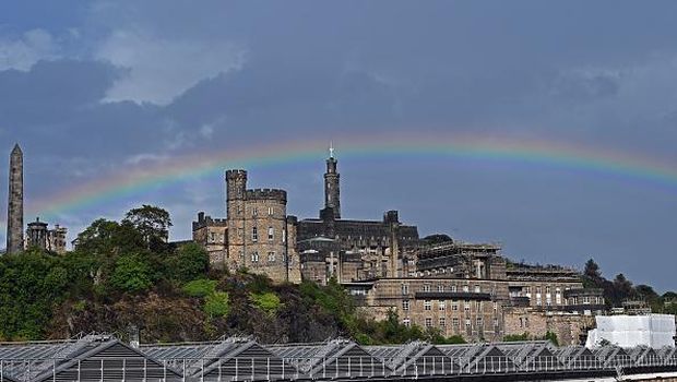 LONDON, UNITED KINGDOM - SEPTEMBER 08: Rainbow appears over Buckingham Palace shortly before the Queenâs death announced in London, United Kingdom on September 08, 2022. Buckingham Palace has announced today that Queen Elizabeth II has died peacefully at Balmoral at the age of 96. (Photo by Zuhal Demirci/Anadolu Agency via Getty Images)