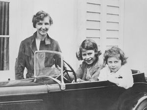 Mengenang Foto Hitam Putih Ratu Elizabeth II Semasa Remaja Mengenang Foto Hitam Putih Ratu Elizabeth II Semasa Remaja