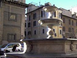 Makan Minum di Air Mancur Keramat, Ia Didenda Rp 6,7 Juta