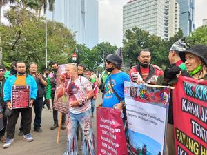 Demo BBM Naik, Massa Ojol Gelar Aksi Teatrikal Berdarah-darah di Jakpus