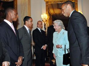 Ketika Eks Pemain Arsenal Ini Bikin Ratu Elizabeth Tertawa Geli Ketika Eks Pemain Arsenal Ini Bikin Ratu Elizabeth Tertawa Geli