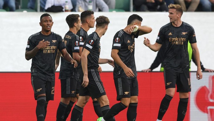 ST GALLEN, SWITZERLAND - SEPTEMBER 08: Marquinhos of Arsenal celebrates with teammates after scoring their teams first goal during the UEFA Europa League group A match between FC Zürich and Arsenal FC at Kybunpark on September 08, 2022 in St Gallen, Switzerland. (Photo by Christian Kaspar-Bartke/Getty Images)