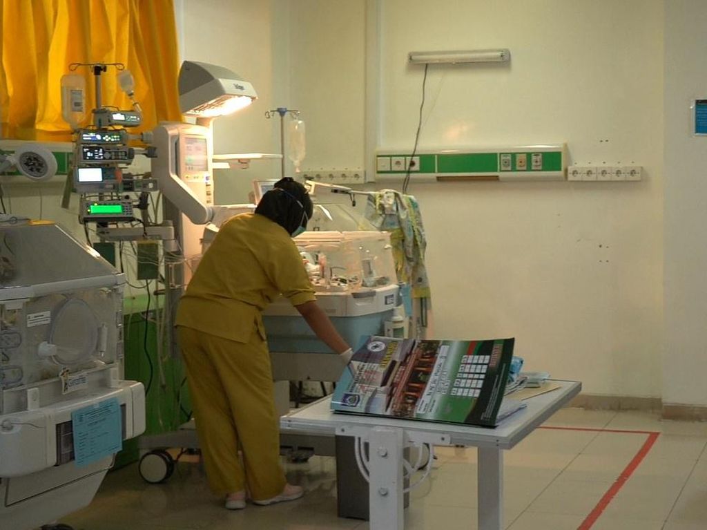 Bayi Kembar Empat di Mataram Ditangani Dokter I Ketut Adi