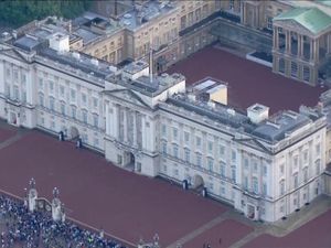 Ratu Elizabeth Meninggal, Bendera Setengah Tiang Berkibar di Buckingham Ratu Elizabeth Meninggal, Bendera Setengah Tiang Berkibar di Buckingham
