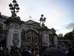 Ratu Elizabeth II Meninggal, Warga Padati Istana Buckingham-Sampaikan Duka