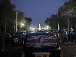 Lautan Manusia Padati Istana Buckingham Usai Ratu Elizabeth Wafat