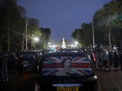 Lautan Manusia Padati Istana Buckingham Usai Ratu Elizabeth Wafat