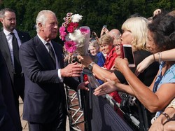 Warga di Istana Buckingham Sapa Raja Charles God Save The King