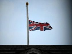 Ratu Elizabeth Meninggal, Bendera Setengah Tiang Dikibarkan di Buckingham