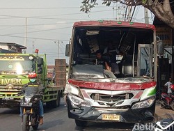 Bus Sinar Mandiri Seruduk Truk di Pantura Kudus