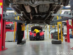 Legenda MU Eric Cantona, Ikut Resmikan Fasilitas Rekondisi Mobkas Carsome di Cilincing