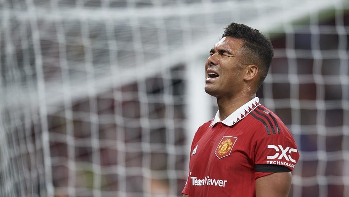 Casemiro Defensive Midfield of Manchester United and Brazil lament a failed occasion during the UEFA Europa League group E match between Manchester United and Real Sociedad at Old Trafford on September 8, 2022 in Manchester, United Kingdom. (Photo by Jose Breton/Pics Action/NurPhoto via Getty Images)
