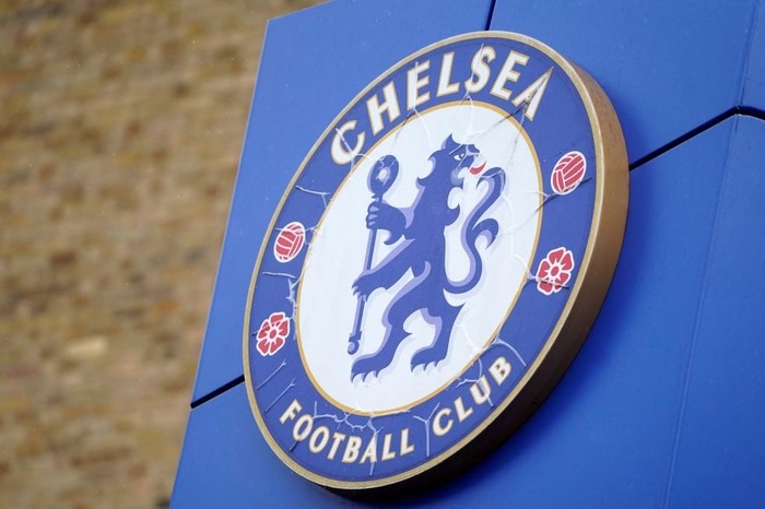 A logo is pictured outside of Stamford Bridge, the home ground of Chelsea football club, in west London on September 7, 2022. - Chelsea on Wednesday sacked manager Thomas Tuchel just seven games into the season following a chastening 1-0 Champions League defeat at Dinamo Zagreb. The London club said in a statement they had 