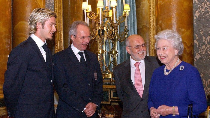 Britains Queen Elizabeth II (R) meets England soccer coach Sven-Goran Eriksson (2ndL), player David Beckham (L) and Football Association (FA) chairman Geoffrey Thompson (2ndR) during a reception for the FA held a Buckingham Palace, London. The 75-strong England party, including back-room staff as well as high profile players and management, arrived at the Palace in three coaches. The drinks-and-canapes reception was staged in the Blue Drawing Room at the Palace where FA chairman Geoffrey Thompson (C), along with the England coach and captain, were the first to meet the Queen. Although not a natural football fan, the Queen has been known to become quite animated when following the England team on TV.  AFP PHOTO/EPA/WPA ROTA POOL/KIRSTY WIGGLESWORTH / AFP / POOL / KIRSTY WIGGLESWORTH        (Photo credit should read KIRSTY WIGGLESWORTH/AFP via Getty Images)