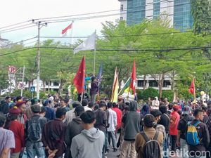 Massa Cipayung Plus Geruduk Balai Kota Makassar, Protes Danny Dukung BBM Naik