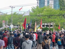 Massa Cipayung Plus Geruduk Balai Kota Makassar, Protes Danny Dukung BBM Naik