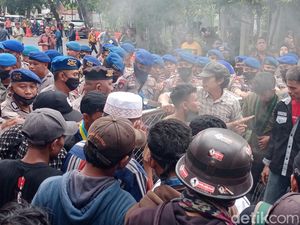 Mahasiswa Demo Balai Kota Makassar Bubar, Sempat Saling Dorong dengan Petugas