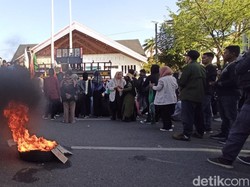 Demo Tolak Kenaikan Harga BBM di Aceh: Bakar Ban-Singgung Ultah Puan