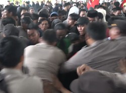 Demo Tolak BBM Naik di Kantor DPRD Polman Ricuh