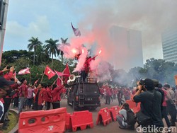 Demo Tolak BBM Naik di Patung Kuda, Massa Nyalakan Flare