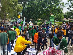 Demo Tolak BBM Naik, Mahasiswa Pandeglang Bakar Ban-Rusak Kawat Berduri