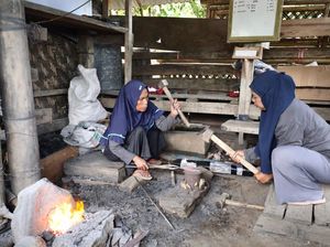 Emak-emak Pandai Besi di Sinjai Dapat Bantuan APD dari Sandiaga