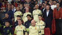 Erik ten Hag dan jajaran staf pelatih Man United mengikuti prosesi mengheningkan cipta di bench. (Foto: NurPhoto via Getty Images/NurPhoto)