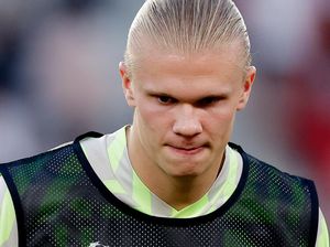 Haaland Cuma Nyengir Saat Diteriaki Fans Man United