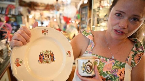 Tangis Tumpah Saat Perempuan Ini Lihat Gambar Ratu Elizabeth di Gelas