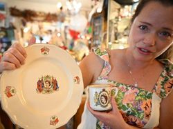 Tangis Tumpah Saat Perempuan Ini Lihat Gambar Ratu Elizabeth di Gelas