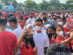 Pagi-pagi Gibran dan Ganjar Jadi Sasaran Selfie Emak-emak di Sriwedari