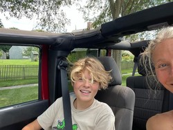 Penampilan Langka Gwyneth Paltrow dengan Putranya yang Sudah Lulus SMA