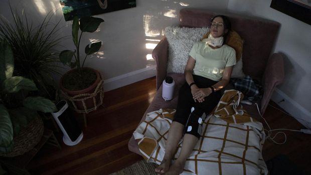 Lauren Nichols, who has long COVID, takes a break and rests in a lounge bed in the office in her home in Andover, Massachusetts, U.S., August 3, 2022.   REUTERS/Lauren Owens Lambert    NO RESALES. NO ARCHIVES