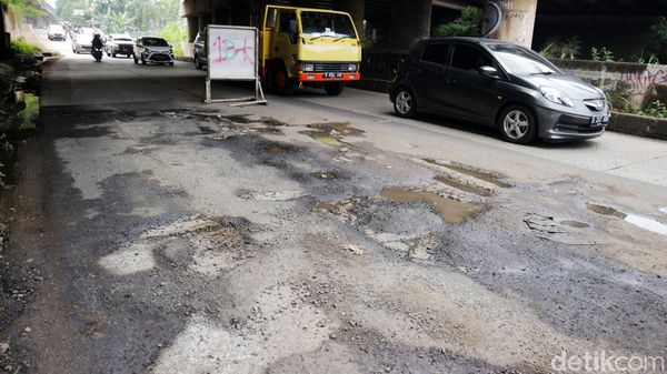 Hati-hati! Jalan Penghubung Bekasi-Jakarta Rusak