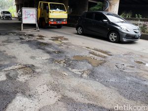 Hati-hati! Jalan Penghubung Bekasi-Jakarta Rusak Hati-hati! Jalan Penghubung Bekasi-Jakarta Rusak