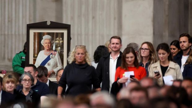 People arrive at a memorial service for Queen Elizabeth II at St Paul's Cathedral in London, Britain September 9, 2022. REUTERS/Paul Childs/Pool