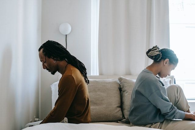 Sudahi perang mulut dengan pasanganmu agar perselisihan segera terselesaikan/Foto: pexels.com/Alex Green