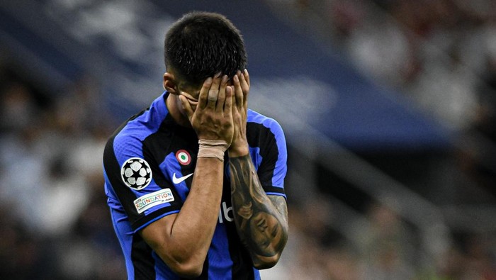 MILAN, ITALY - SEPTEMBER 7: Joaquin Correa of FC Internazionale gestures in dejection after missing a chance to score during the UEFA Champions League match FC Internazionale vs Bayern Munich in Milan, Italy on 07/09/22 (Photo by Piero Cruciatti/Anadolu Agency via Getty Images)