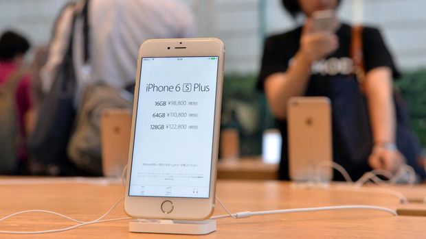 The new Apple iPhone 6s Plus is displayed at the flagship store in Tokyo on September 25, 2015. Apple launched the new iPhone 6s and iPhone 6s Plus  on September 25 featuring 3D touch screen technology.   AFP PHOTO / Yoshikazu TSUNO (Photo by YOSHIKAZU TSUNO / AFP)