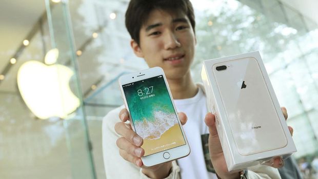 IPHONE 8 AND 8 PLUS (2017) A customer displays his new iPhone 8 plus smartphone on its launching day in Tokyo on September 22, 2017. - Apple's iPhone 8, iPhone 8 plus and Apple Watch Series 3 had put on Japanese market on September 22, 2017. (Photo by various sources / AFP) / Japan OUT