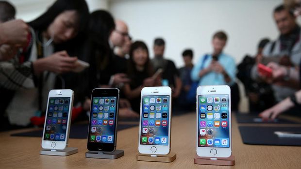 CUPERTINO, CA - MARCH 21: The new iPhone SE is displayed during an Apple special event at the Apple headquarters on March 21, 2016 in Cupertino, California. Apple announced the iPhone SE and a 9.7