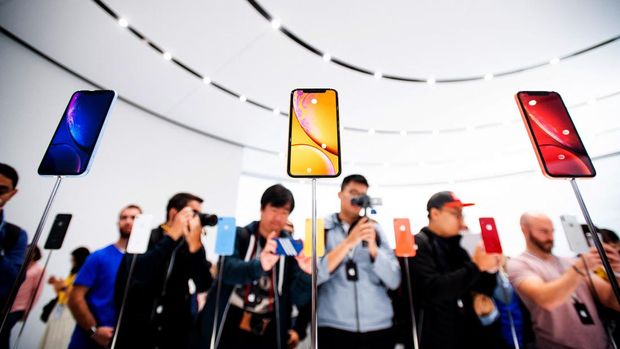IPHONE XR (2018) Apple iPhone Xr models rest on display during a launch event on September 12, 2018, in Cupertino, California. - New iPhones set to be unveiled Wednesday offer Apple a chance for fresh momentum in a sputtering smartphone market as the California tech giant moves into new products and services to diversify.Apple was expected to introduce three new iPhone models at its media event at its Cupertino campus, notably seeking to strengthen its position in the premium smartphone market a year after launching its $1,000 iPhone X. (Photo by NOAH BERGER / AFP)