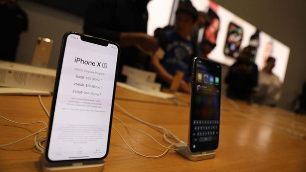 IPHONE XS AND XS MAX (2018) NEW YORK, NY - SEPTEMBER 21: People purchase the new iPhone XS and XS Max at the Apple store in Midtown Manhattan on September 21, 2018 in New York City. The two new phones, which feature longer battery life and faster processors, went on sale Friday. Apple recently hit a market cap of $1 trillion, making it the first publicly traded U.S. company to reach $1 trillion. (Photo by Spencer Platt/Getty Images)