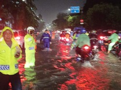 Jl DI Panjaitan Cawang Tergenang Air hingga 30 Cm, Lalin Padat