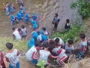 40 Siswa jatuh ke Sungai Gegara Jembatan gantung di Probolinggo Putus