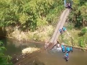 Jembatan Gantung di Probolinggo Putus, 40 Pelajar yang Melintas Terjatuh