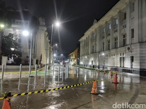 Tergelincir Pemotor Bandel Bikin Jalan di Kota Tua Dicat Antilicin