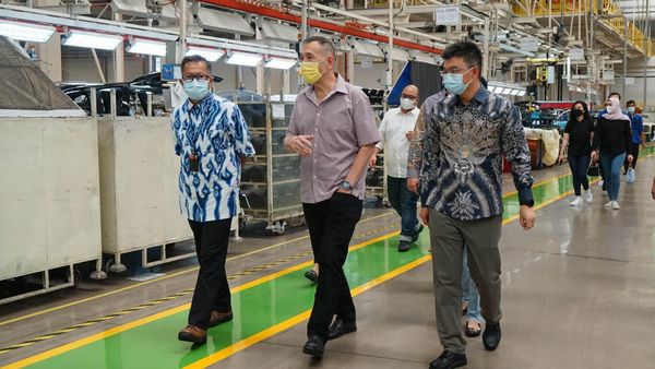 Potret Bos Jalan Tol Jusuf Hamka Borong Puluhan Mobil Listrik