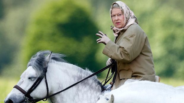 WINDSOR, UNITED KINGDOM - JUNE 02: (PUBLISHED IN HOLIDAY NEWSPAPERS UP TO 24 HOURS AFTER CREATING THE DATE AND TIME) Queen Elizabeth II is seen riding a horse in the grounds of Windsor Castle on June 2, 2006 in Windsor, England.  (Photo by Max Mumby/Indigo/Getty Images)